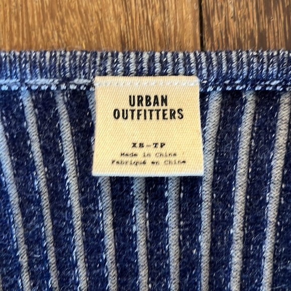 URBAN OUTFITTERS blue sweater-ish top with thumb holes - Picture 3 of 5